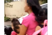 Bà mẹ vừa lái xe vừa cho con bú trên phố HN gây sốc