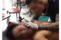 Xôn xao clip chàng trai xăm hình kín nửa mặt vì thất tình