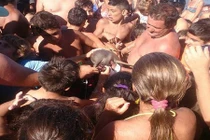 Phẫn nộ chú cá heo chết vì bị du khách bắt lên chụp ảnh