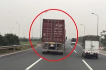 Kinh hãi cảnh xe container phóng như bay trên cao tốc