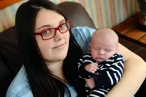 Đẻ rơi con trong bồn cầu, thiếu nữ mới biết mình có thai