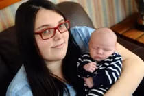 Đẻ rơi con trong bồn cầu, thiếu nữ mới biết mình có thai