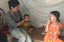 Cuộc sống của ông bố địu con nhặt rác giờ ra sao