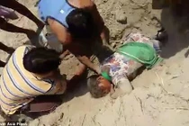 Tranh giành đất đai, cô gái suýt bị chôn sống 