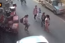 Cứu em bé, nữ sinh thức tỉnh hàng triệu người 