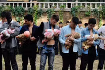 Hài hước nam giới “rủ nhau” cho con bú chốn đông người