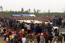 Lạ lùng dịch vụ móc túi du khách tại lễ hội đền Đức Hoàng