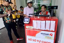 Ảnh: Người Sài Gòn chen nhau mua vé số triệu đô “kiểu Mỹ"