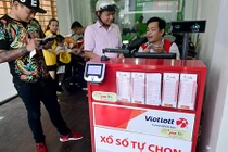 Ảnh: Người Sài Gòn chen nhau mua vé số triệu đô “kiểu Mỹ"