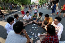 Chùm ảnh: Bật cười với những trò lạ bên Hồ Gươm