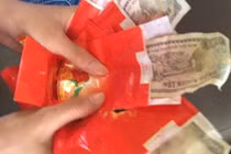 Đội bê tráp đám cưới bức xúc vì lì xì tiền lẻ