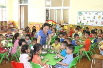 Chuyện hi hữu: Mang dao đi nhập học mầm non cho con