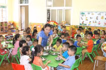 Chuyện hi hữu: Mang dao đi nhập học mầm non cho con