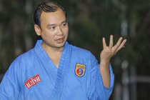 Ảnh: Người phát ngôn Bộ Ngoại giao dạy võ ở trường đại học