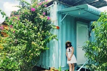 Lên Mộc Châu ngủ container sặc sỡ, ngắm đồi chè xanh mướt