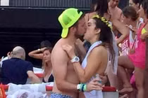 Hôn say đắm trai lạ, cô dâu nhận cái kết nhớ đời