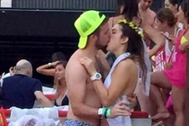 Hôn say đắm trai lạ, cô dâu nhận cái kết nhớ đời