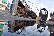 Xe tải lật, hàng trăm nghìn con ong bay loạn trên quốc lộ