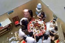 “Ngâm chân” ngồi ăn tiệc trong đám cưới ngày mưa bão