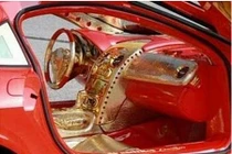 Cô gái lái siêu xe dát vàng, đá quý giá 200 tỷ