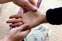 Khốn khổ vì mẹ chồng cuồng tín ép con dâu ngày 2 tiếng tụng kinh