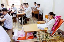 Ảnh: Nữ sinh đi thi bằng xe cứu thương, ngồi giường bệnh làm bài