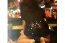 Clip bắt quả tang chồng chở bồ, vợ nhảy lên xe đánh ghen