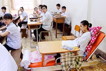 Ảnh: Nữ sinh đi thi bằng xe cứu thương, ngồi giường bệnh làm bài