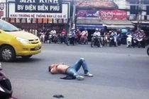 Bị CSGT dừng xe, tài xế "ngáo đá" nhảy múa giữa đường