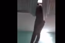 Hy hữu “nữ quái” mắc kẹt vì chui trộm vào nhà dân