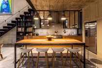 Thiết kế nhà ống hướng Tây mát mẻ nhờ thông gió và bể bơi