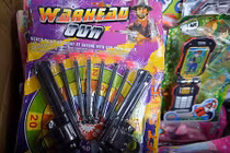 Chùm ảnh: Ghê sợ đồ chơi bạo lực tràn ngập chợ trung thu