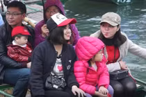 Nguy hiểm đò Tràng An không có áo phao, chở quá tải