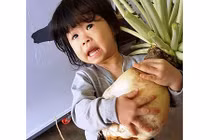 Choáng váng củ cải trắng khổng lồ nặng 5,5kg