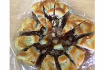 Lần đầu đến nhà bạn trai, cắt bánh Trung Thu nát bét