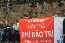 Cư dân chung cư Sky City căng băng rôn phản đối CĐT