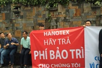 Cư dân chung cư Sky City căng băng rôn phản đối CĐT