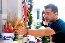 Người yêu cũ bật khóc khi về viếng Lê Công Tuấn Anh