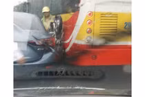 Kẹt cứng giữa 2 ô tô vì cố bon chen khi đường tắc