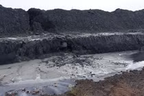 Phát hoảng với núi chất thải khổng lồ ở Hải Phòng