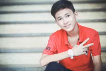 Vẻ điển trai của mỹ nam “Tôi thấy hoa vàng trên cỏ xanh“