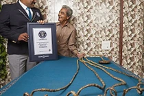 “Dị nhân” Ấn Độ 63 năm không cắt móng tay