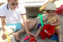 Lại thêm một ông bố dượng “soái ca” khiến dân mạng phát sốt