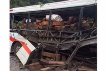 Vụ nổ xe khách nhiều người Việt tử vong: Lái xe là người Lào?