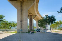 Chùm ảnh: Dân Đà Nẵng chui xuống gầm cầu trốn nắng nóng