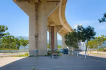 Chùm ảnh: Dân Đà Nẵng chui xuống gầm cầu trốn nắng nóng