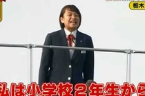 Nữ sinh lớp 9 bắc loa tỏ tình với bạn trai trước toàn trường