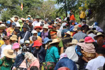 Hàng vạn người rồng rắn, chen lấn để lên núi xin phúc lộc