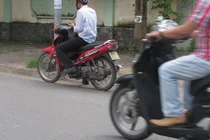 Kinh hoàng: 2 thanh niên tông bà cụ rồi lén bỏ ở vỉa hè đến chết