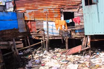 Run rẩy cuộc sống trong những căn nhà xiêu vẹo ở xóm nghèo